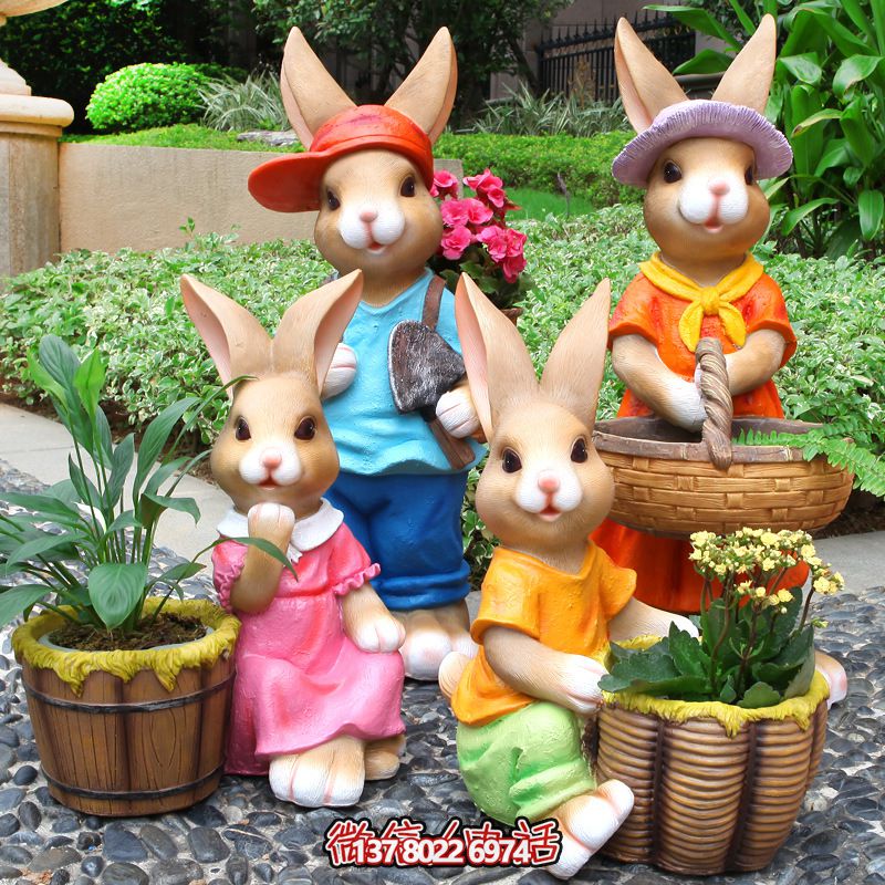 玻璃鋼彩繪兔子雕塑，為花園景區(qū)增添精彩