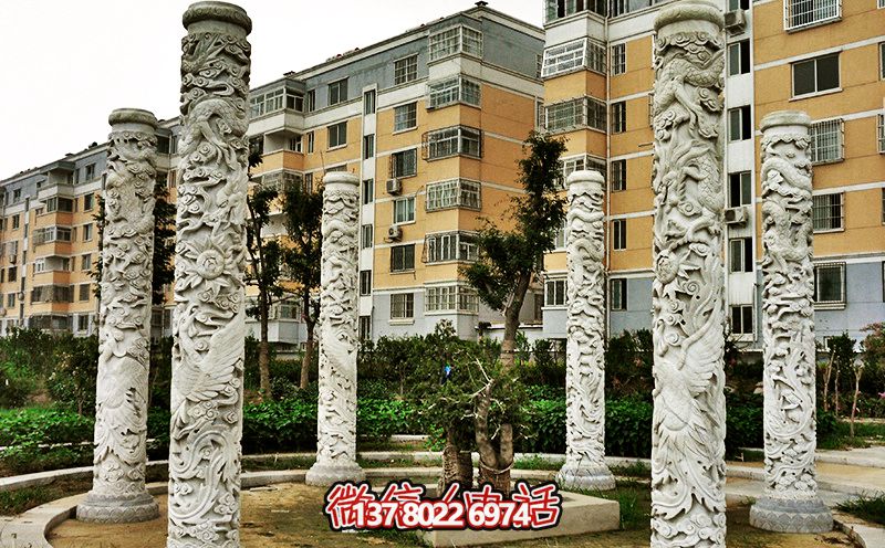 精美大理石浮雕龍柱，裝點小區花園