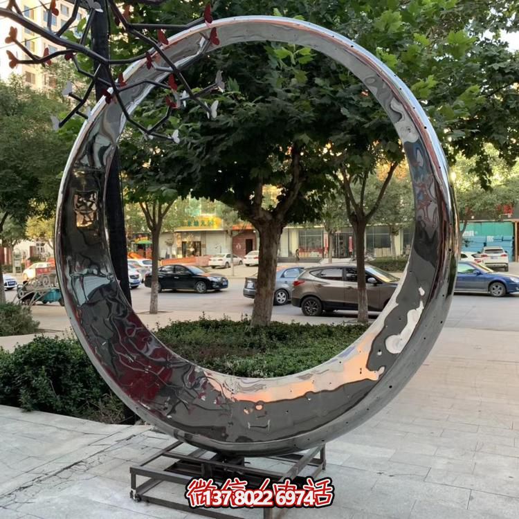 高級(jí)不銹鋼鏡面拋光圓環(huán)噴泉，為酒店會(huì)所戶外景觀雕塑增添絢麗色彩