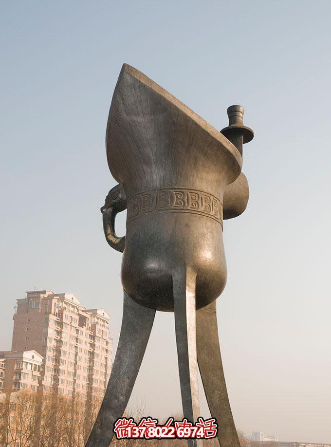 大型不銹鋼仿銅酒杯雕塑，傳承酒文化