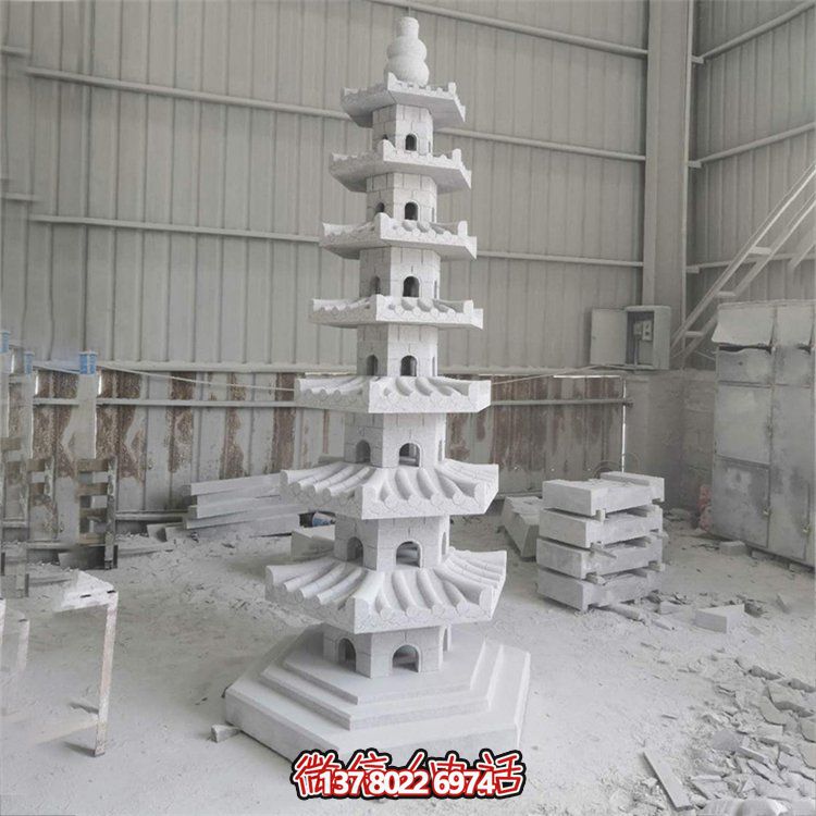 天然青石多層石佛塔，雕刻精美，為寺廟擺放