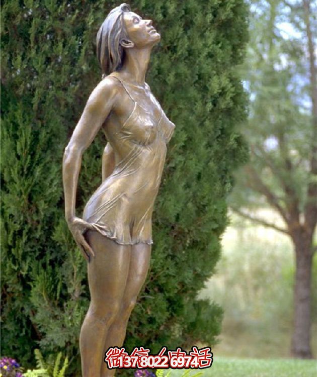 西方風格仿銅人物雕塑玻璃鋼擺放，為公園園林增添靈動之美