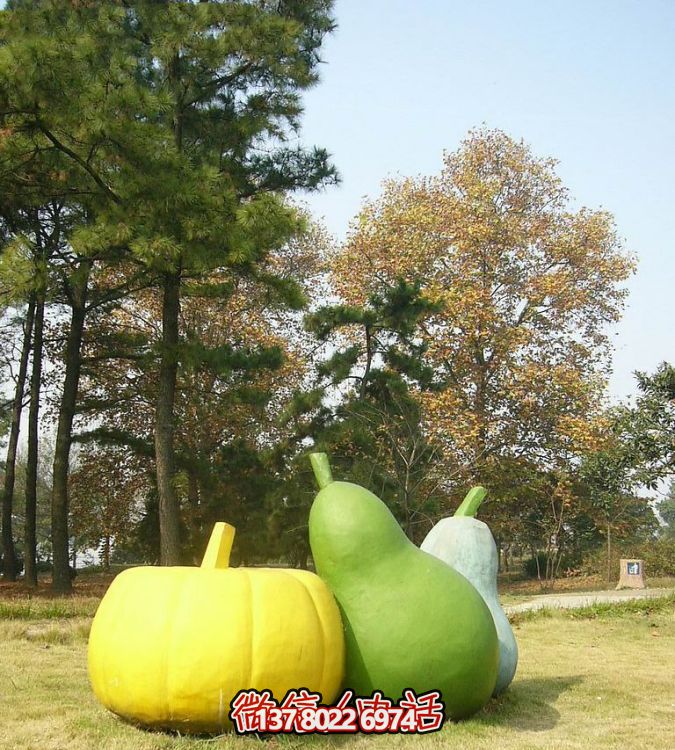 玻璃鋼雕塑，彩繪南瓜點(diǎn)綴戶外草坪