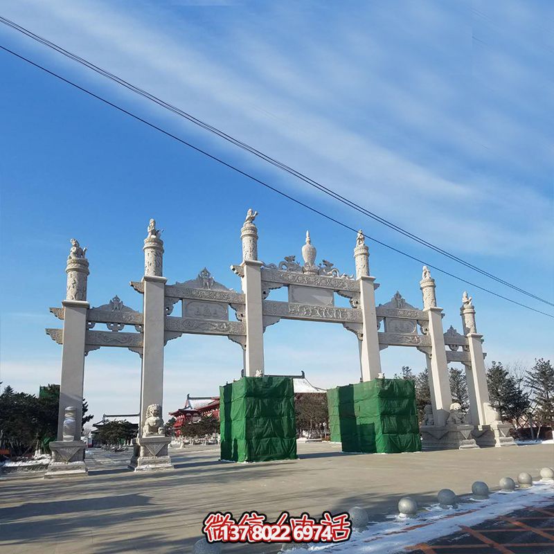 新款漢白玉牌坊，美觀而古樸的石六柱，為寺院和景區增添靈氣