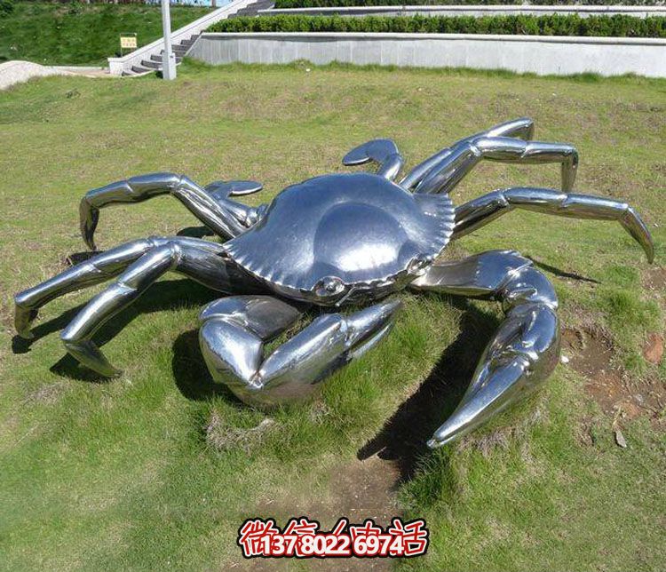 創(chuàng)意螃蟹不銹鋼雕塑擺放于草地上 創(chuàng)意螃蟹不銹鋼雕塑擺放于草地上