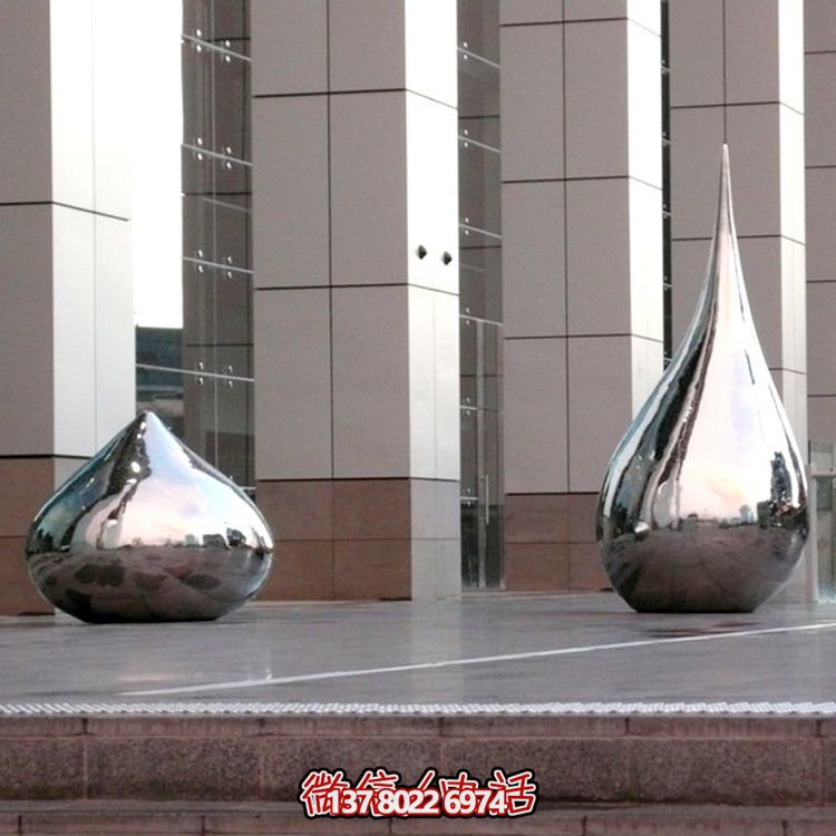 大型不銹鋼水滴異形鏡面雕塑，為廣場增添亮麗風景