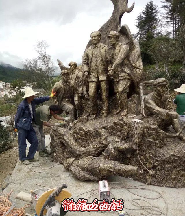 偉人紀念銅雕雕塑，讓廣場上洋溢著熱情