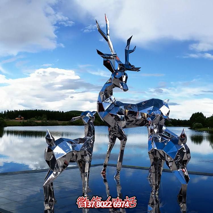 高聳入云的不銹鋼精美幾何雕塑，將公園景觀提升一個新境界