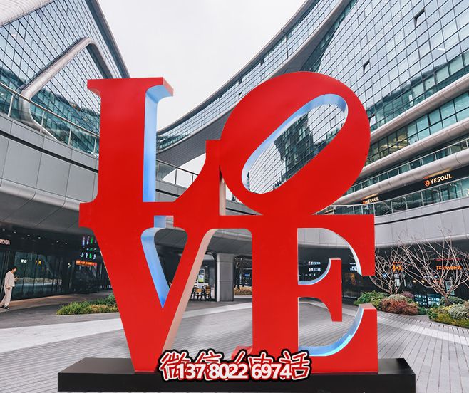 大型商場里擺放的紅色的玻璃鋼創意LOVE雕塑 大型商場里擺放的紅色的玻璃鋼創意LOVE雕塑