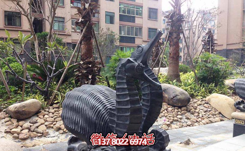 街道上擺放的一對(duì)黑色的玻璃鋼創(chuàng)意海馬雕塑 街道上擺放的一對(duì)黑色的玻璃鋼創(chuàng)意海馬雕塑