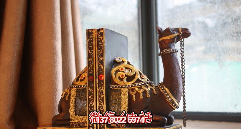 大型室內擺放的帶鏈子的玻璃鋼彩繪駱駝雕塑 大型室內擺放的帶鏈子的玻璃鋼彩繪駱駝雕塑