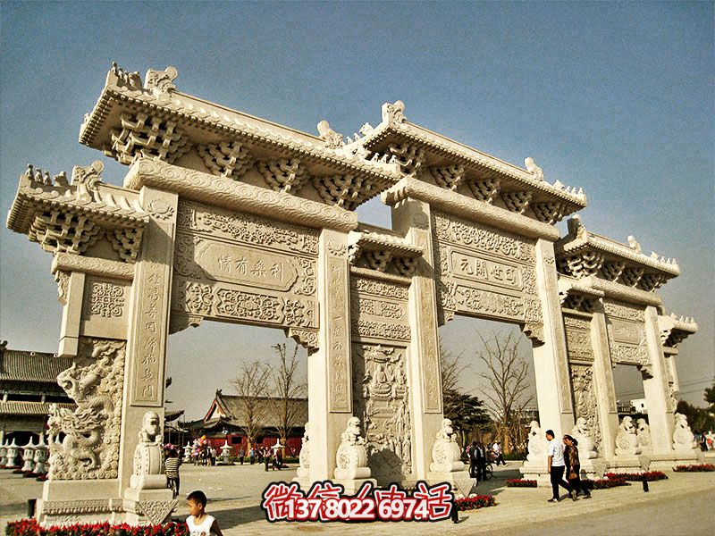 寺廟門(mén)前擺放漢白玉浮雕鏤空工藝三門(mén)石雕牌樓 寺廟門(mén)前擺放漢白玉浮雕鏤空工藝三門(mén)石雕牌樓