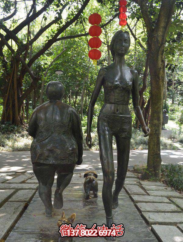 公園創(chuàng)意不銹鋼仿銅跟主人散步遛彎的狗雕塑 公園創(chuàng)意不銹鋼仿銅跟主人散步遛彎的狗雕塑