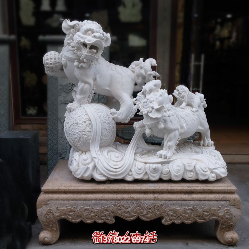 街道創(chuàng)意漢白玉石雕一家三口的獅子雕塑 街道創(chuàng)意漢白玉石雕一家三口的獅子雕塑