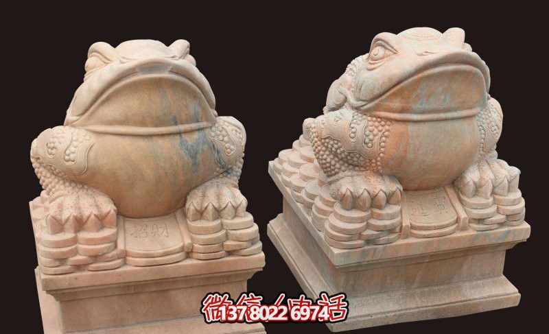 庭院里擺放的兩只花崗巖石雕仿真金蟾雕塑 庭院里擺放的兩只花崗巖石雕仿真金蟾雕塑